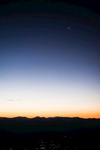 日出时分的山峦美景