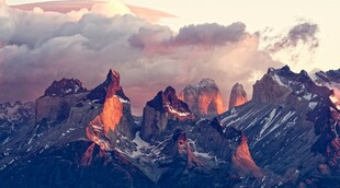 夕阳下的巍峨群峰