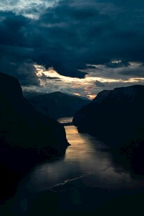 黄昏下宁静的山水风光