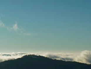 山峦云海间的清新景致