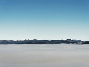 云海之上的山峦美景