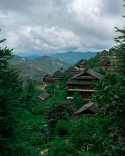 山间古寨隐于葱郁绿意中