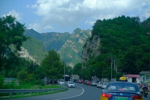 山间公路车流穿行美景