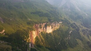 山间壮丽悬崖景观