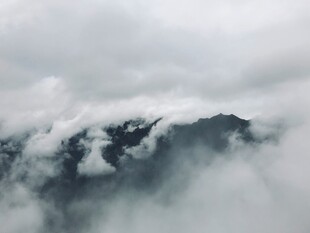 云雾缭绕的山峦美景