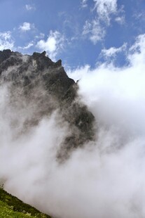 云雾缭绕的巍峨山峰