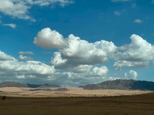 蓝天白云下的广袤荒原
