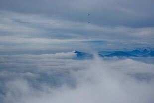 云海之上的壮丽山景