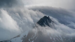 云雾缭绕中的巍峨山峰