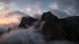 云雾缭绕的壮丽山峰