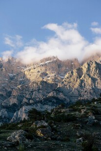 壮丽山景与云端光影