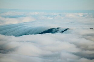 云海中的山峦奇观