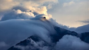 云海中的壮丽山景