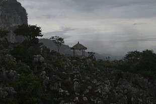 云雾缭绕的山间景致