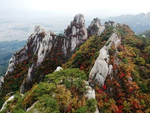 秋日山峦奇峰与斑斓植被