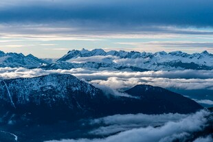 壮丽雪山云海景观
