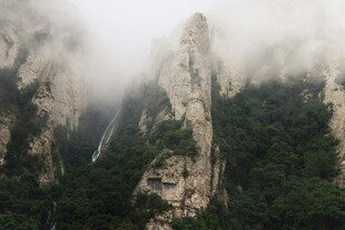 云雾缭绕的壮丽山峰