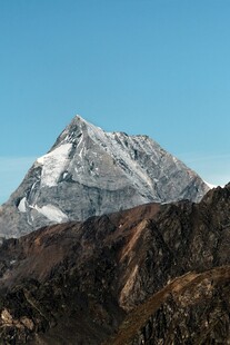 巍峨雪山壮丽景观