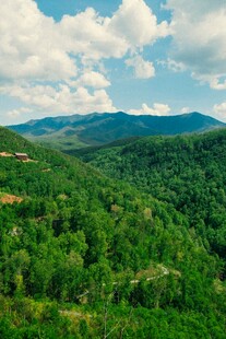 青山绿野间的秀丽风光