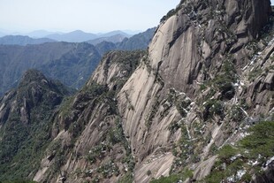 巍峨险峻的壮丽山景