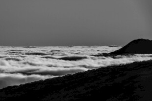 云海中的山峦美景