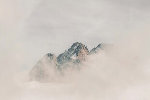 云雾缭绕中的巍峨山峰