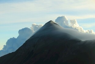 云雾缭绕的巍峨山峰