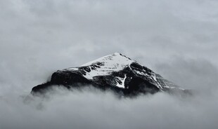 云雾缭绕中的巍峨雪山