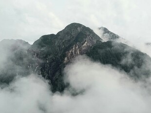 云雾缭绕中的巍峨山峰