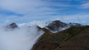 云雾缭绕的壮美山峦