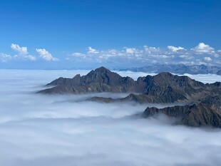 云海中的壮丽山峦