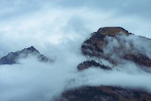 云雾缭绕的巍峨山峰