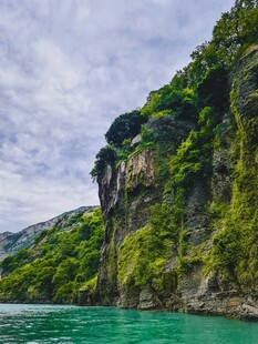 青山绿水间的秀丽峡谷