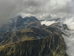 云雾缭绕的壮美山峦