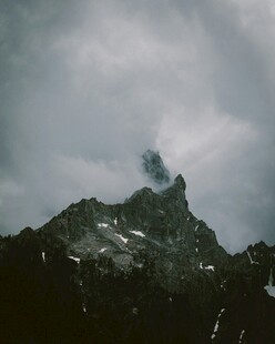 云雾缭绕的巍峨山峰