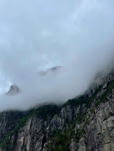 云雾缭绕的巍峨山峰