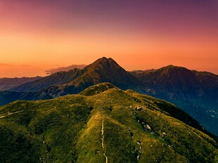 日落时分的壮美山峦