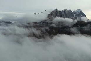 云雾缭绕的巍峨山峰