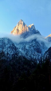 雪山云海间的壮丽山峰