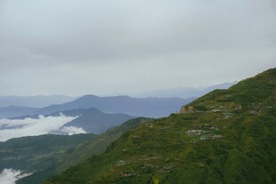 山间云雾缭绕的壮美景色