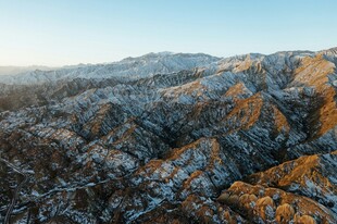 雪覆山峦壮丽风光