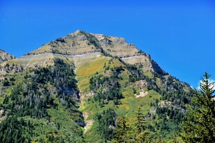 巍峨青山蓝天相伴