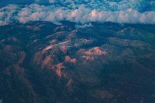 高空俯瞰壮丽山峦景观