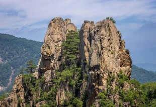 巍峨奇峰屹立山间