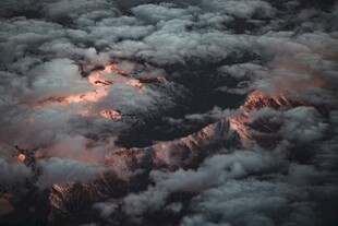 云雾缭绕中的山峦光影