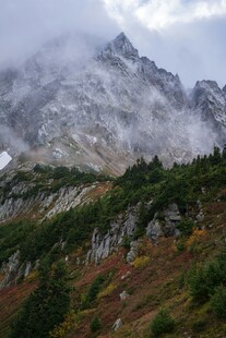 云雾缭绕的壮美山峦