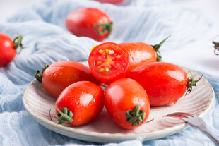 盘中鲜美的小番茄