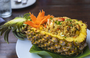 菠萝盛装美味炒饭