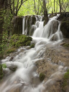 山间溪流瀑布自然美景