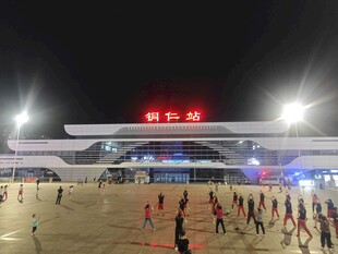 夜晚热闹的铜仁火车站广场